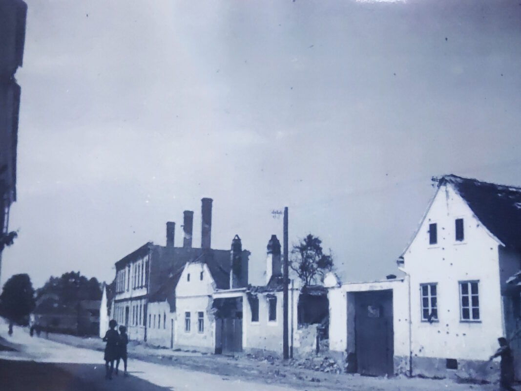  Ausgebrannter Ortsteil Frohsdorf 1945